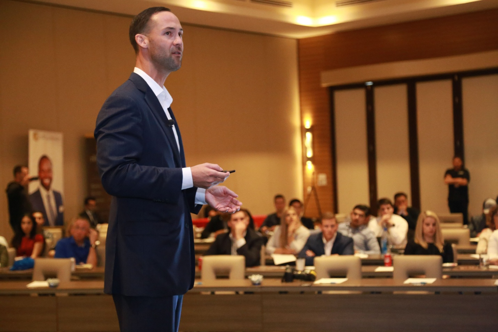 Strong Leaders Learn Consistent Positive Feedback is Best